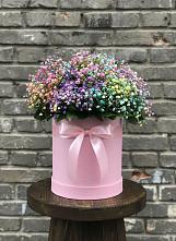 Цветочная композиция из Гипсофила и Розы в шляпной коробке в Зиме