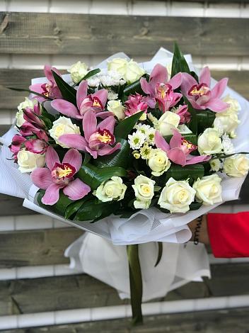 Букет цветов из: Розы и Хризантемы в Зиме