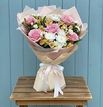 Букет цветов из:  Гвоздики, Орхидеи и Розы в Зиме