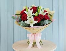 Букет цветов из:  Лилии и Розы в Зиме