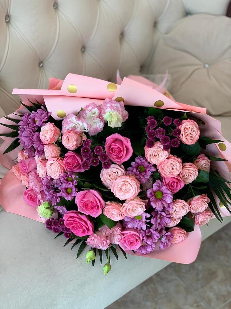 Букет цветов из: Хризантемы, Розы и Лизиантусы в Зиме