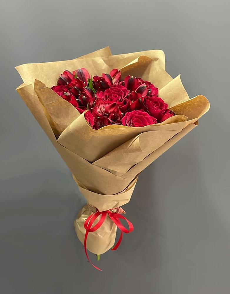 Букет цветов из: Альстромерии и Розы в Зиме