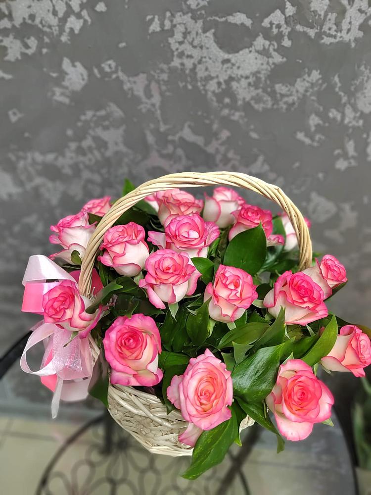 Цветочная композиция из Розы в корзине в Зиме