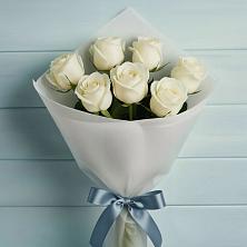 Букет 7 Белых роз Эдлесс Лав в Зиме