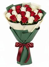 Букет Микс из красных и белых роз в Зиме