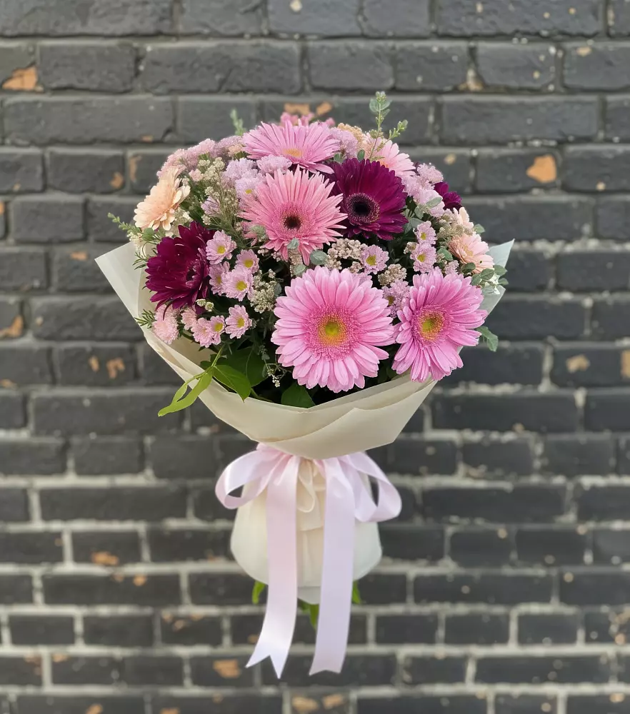 Букет цветов из: Герберы и Хризантемы в Зиме