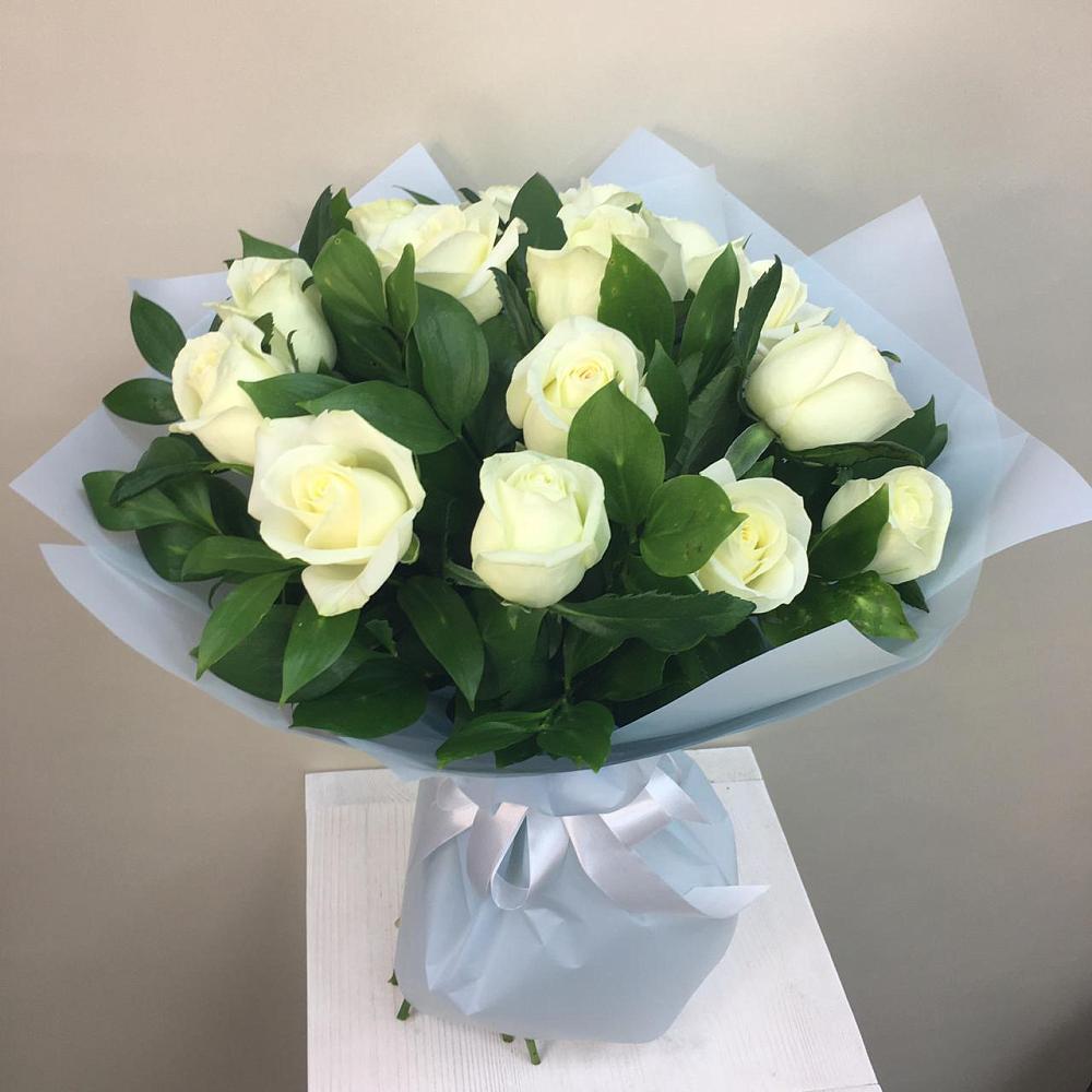 Букет 15 Белых роз Проуд в Зиме