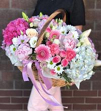 Композиция солнечный день в Зиме Цветочная композиция из Розы, Хризантемы, Пионы и Лизиантусы в корзине в Зиме