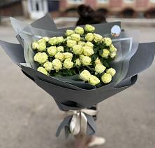 Букет Белые кустовые розы Солинеро в Зиме