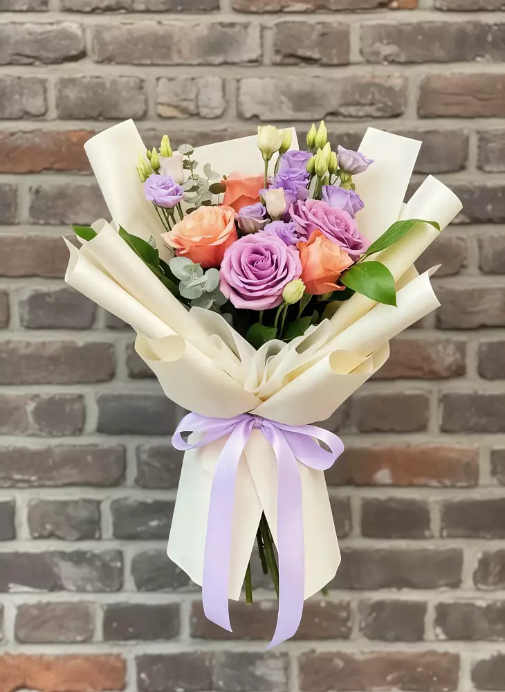 Букет цветов из: Лизиантусы и Розы в Зиме