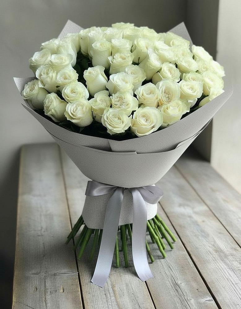 Букет 35 Белых роз в Зиме
