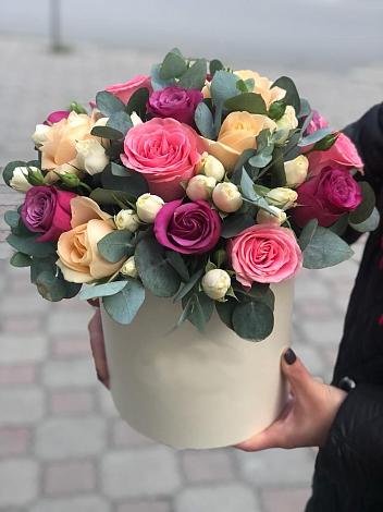 Цветочная композиция из Розы в шляпной коробке в Зиме