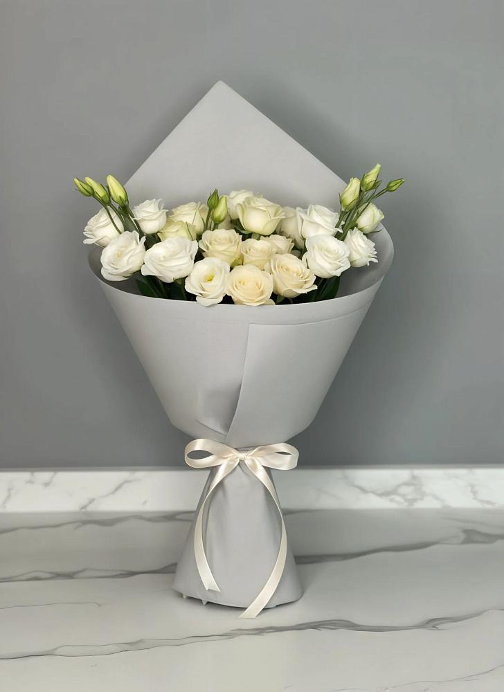 Букет цветов из: Розы и Лизиантусы в Зиме