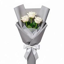 Букет 3 белые розы в Зиме