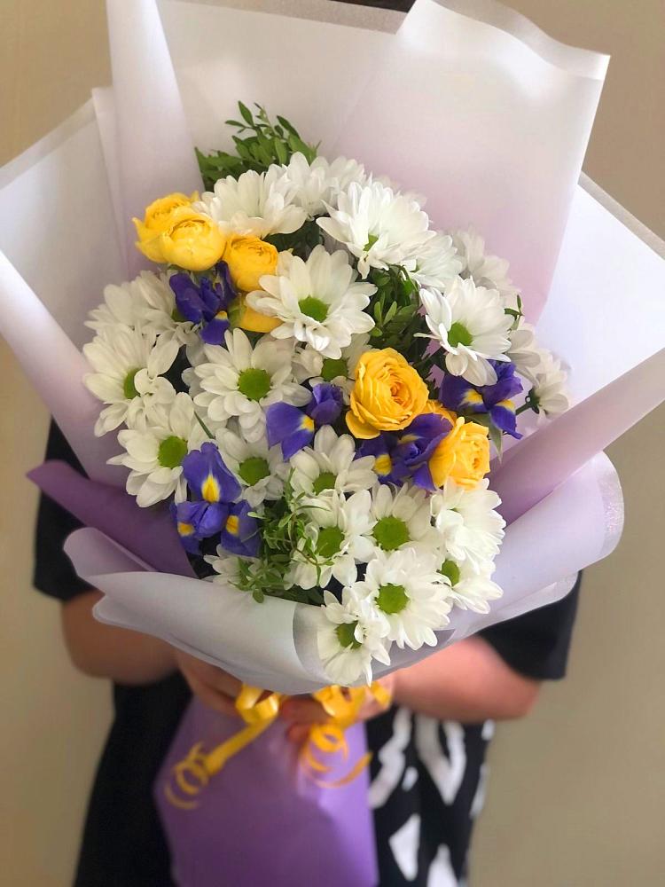 Букет цветов из: Ирисы, Хризантемы и Розы в Зиме