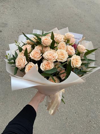 Букет Кремовые розы Латте в Зиме