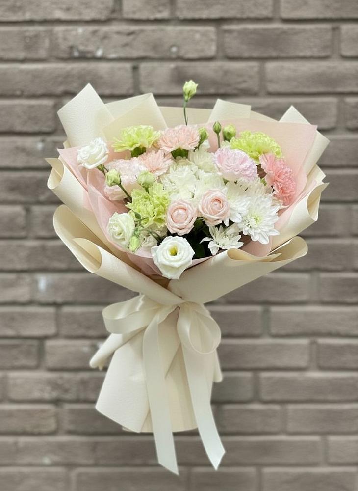 Букет цветов из: Гвоздики, Розы, Лизиантусы и Хризантемы в Зиме