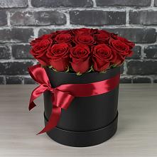 Цветочная композиция из Розы в шляпной коробке в Зиме