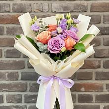 Букет цветов из:  Лизиантусы и Розы в Зиме