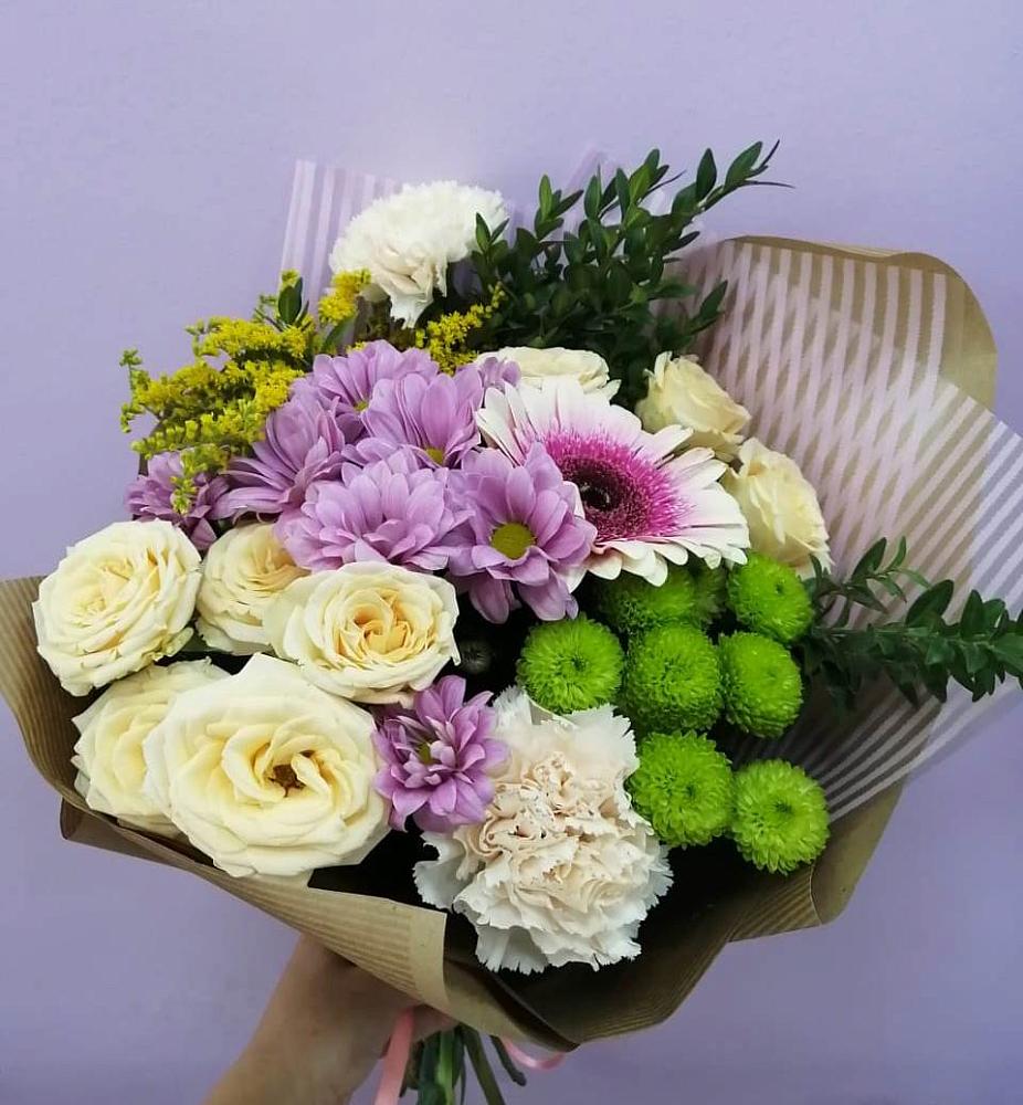 Букет цветов из: Хризантемы, Розы, Гвоздики и Герберы в Зиме