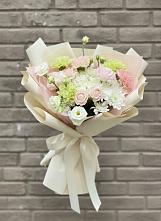 Букет цветов из:  Гвоздики, Розы, Лизиантусы и Хризантемы в Зиме