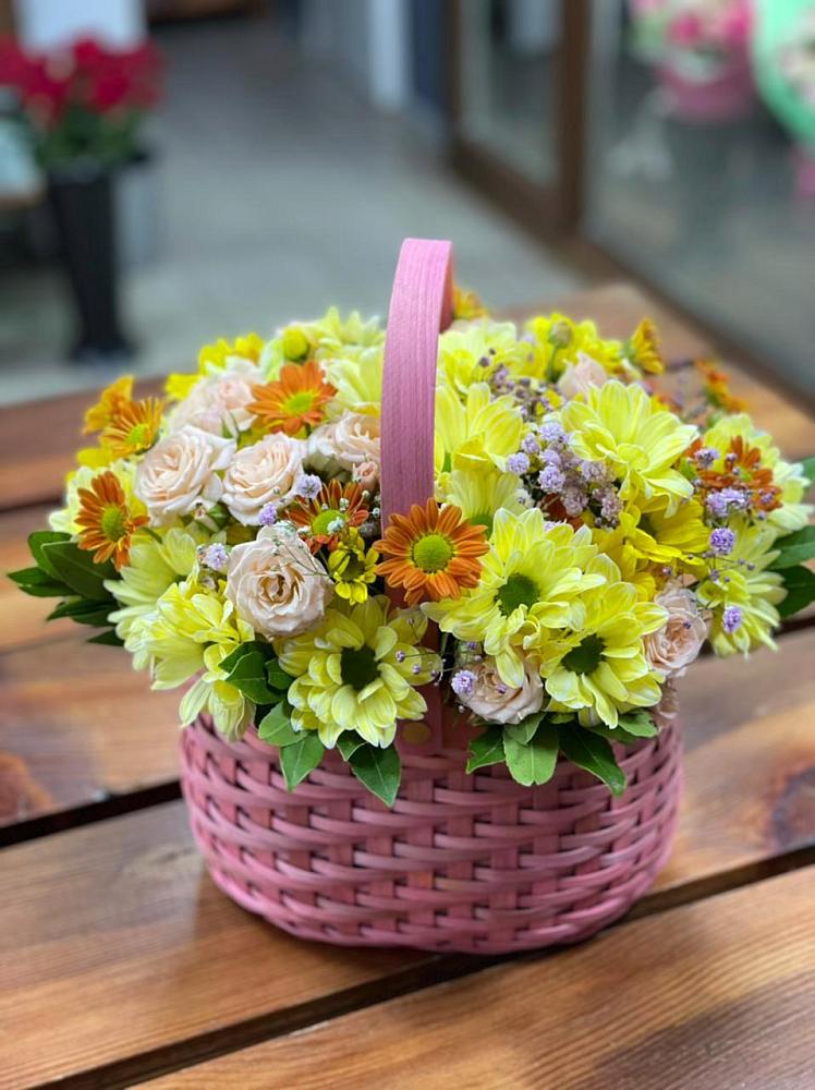 Цветочная композиция из Хризантемы и Розы в корзине в Зиме