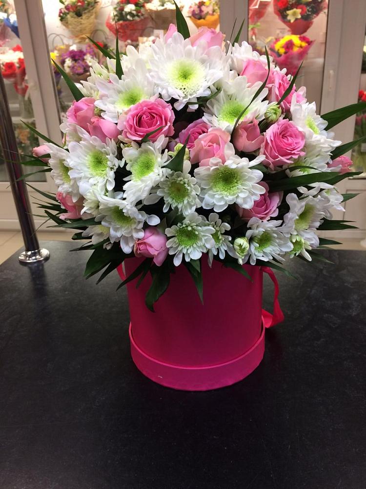 Цветочная композиция из Розы и Хризантемы в шляпной коробке в Зиме