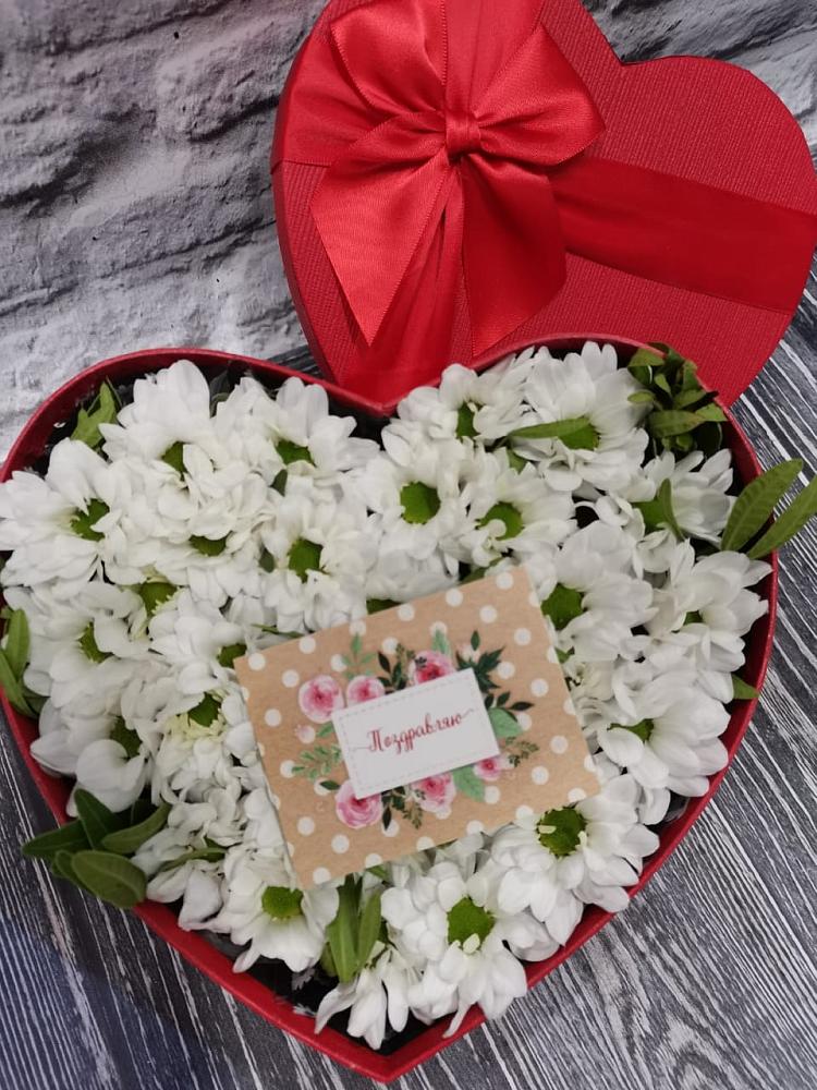 Цветочная композиция из Хризантемы в виде сердца в Зиме