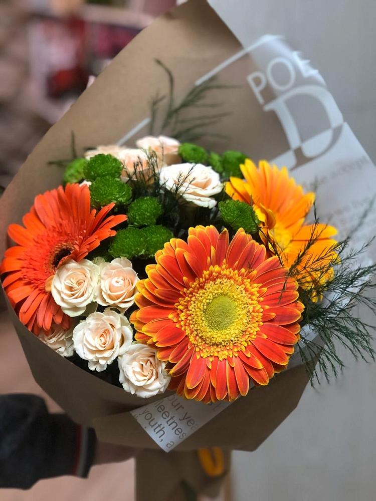 Букет цветов из: Герберы, Хризантемы и Розы в Зиме