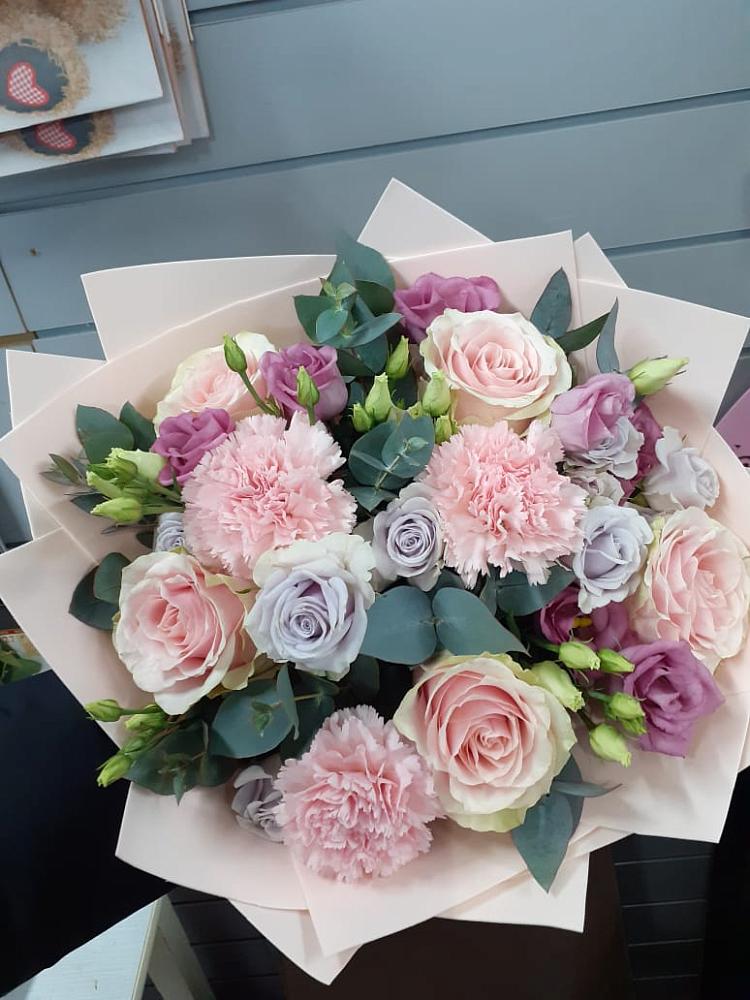 Букет цветов из: Розы, Гвоздики и Лизиантусы в Зиме