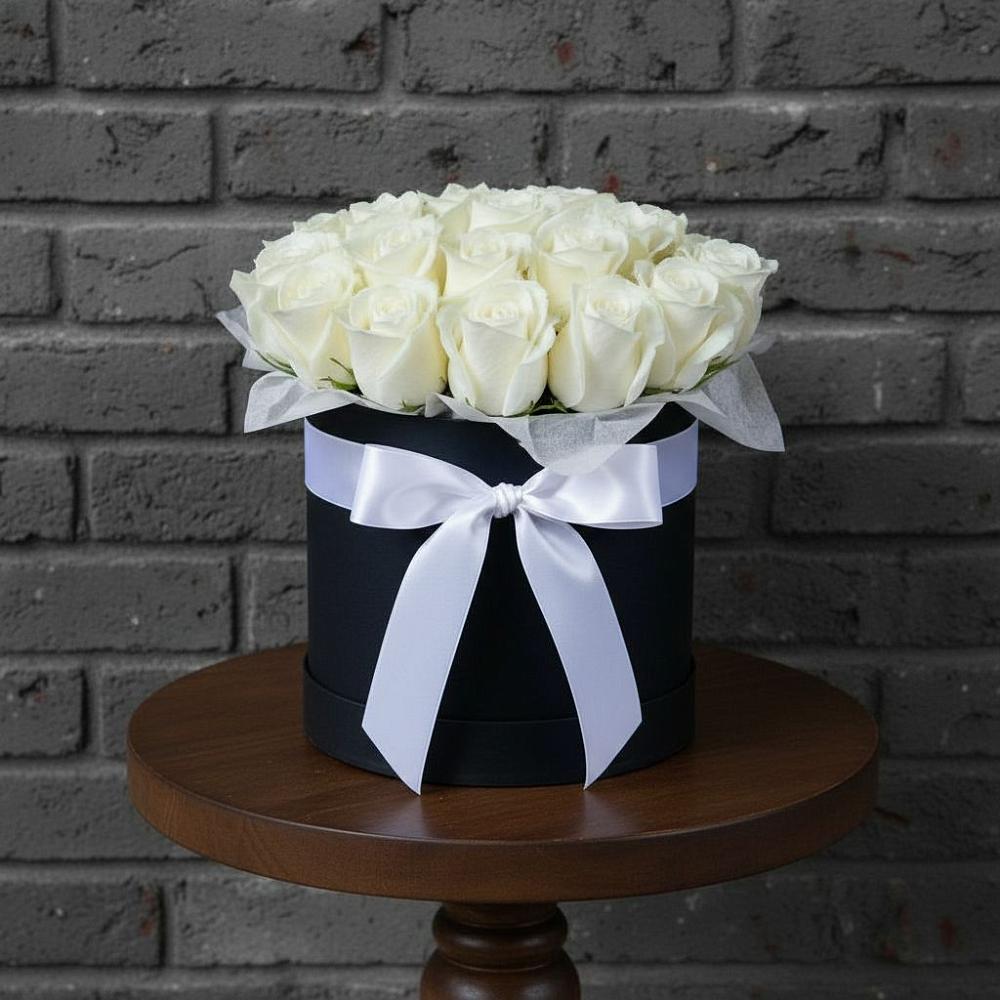 Цветочная композиция из Розы в шляпной коробке в Зиме