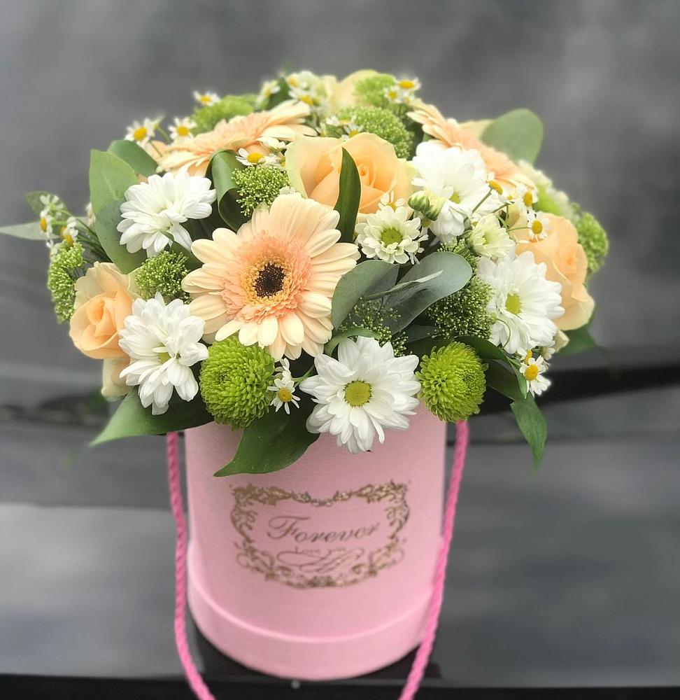 Цветочная композиция из Розы, Герберы и Хризантемы в шляпной коробке в Зиме