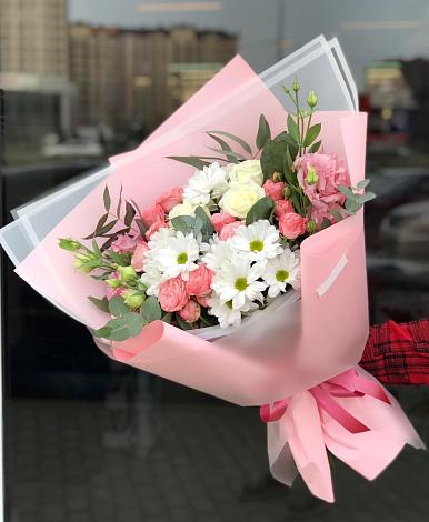 Букет цветов из: Розы, Лизиантусы и Хризантемы в Зиме