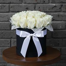 Цветочная композиция из Розы в шляпной коробке в Зиме